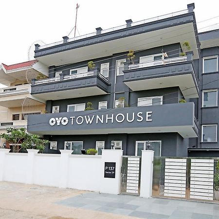 Hotel Oyo Townhouse 018 Medanta Gurgáon Exteriér fotografie